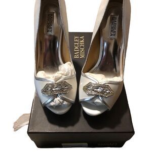 Badgley Mischka Formslag Ivory Satin Pumps